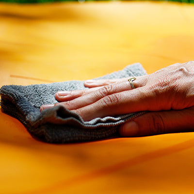 Ein sanftes Wischen mit Baumwolltuch zum Reinigen der Yogamatte